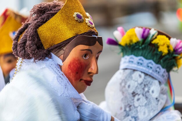 Foto carnaval in carnia sauris maskers van de religieuze en heidense traditie italië