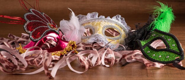 Carnaval maskeert prachtige Venetiaanse maskers in detail met serpentijn op een tafel selectieve focus
