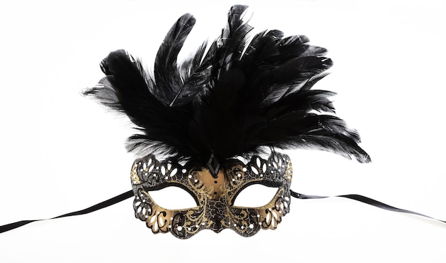 Carnaval masker gouden kleur met zwarte veren decoratie geïsoleerd op een witte achtergrond
