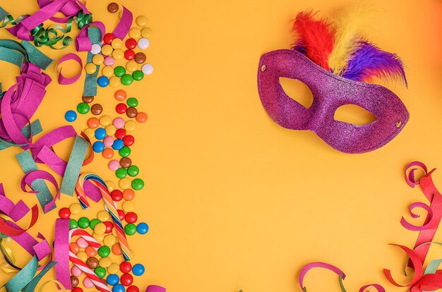 Carnaval-masker op een gele achtergrond met Mardi Gras, Braziliaans, Venetiaans Carnaval met exemplaarruimte