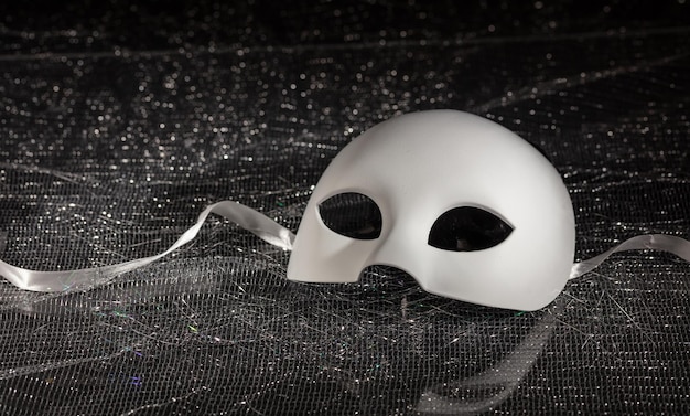 Carnaval masker wit op zwarte glanzende achtergrond close-up weergave