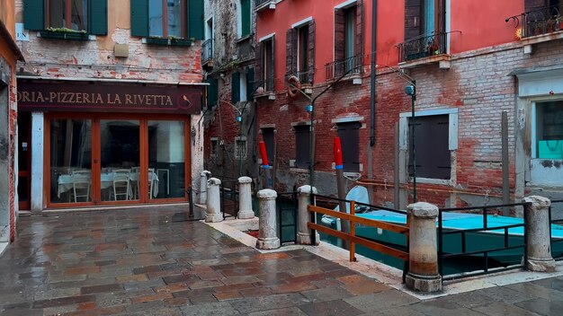 Carnaval van Venetië: mensen in carnavalsmaskers en kostuums in de straten van Venesië Italië Europa 10 februari 2024