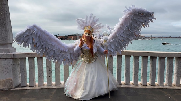 Carnaval van Venetië: mensen in carnavalsmaskers en kostuums in de straten van Venesië Italië Europa 10 februari 2024