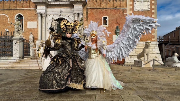 Carnaval van Venetië: mensen in carnavalsmaskers en kostuums in de straten van Venesië Italië Europa 10 februari 2024