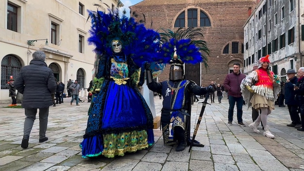 Carnaval van Venetië: mensen in carnavalsmaskers en kostuums in de straten van Venesië Italië Europa 10 februari 2024