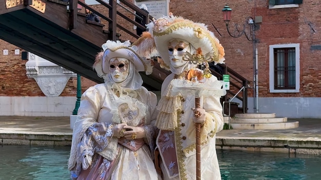 Carnaval van Venetië: mensen in carnavalsmaskers en kostuums in de straten van Venesië Italië Europa 10 februari 2024