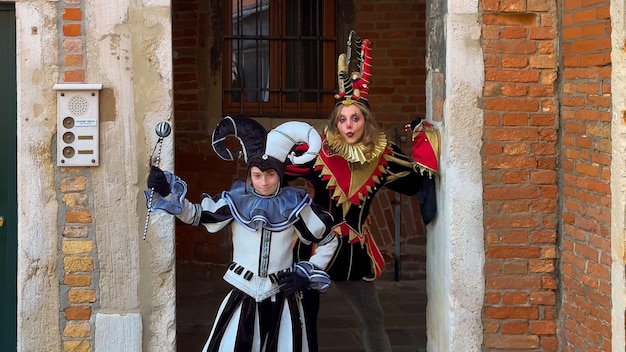 Carnaval van Venetië: mensen in carnavalsmaskers en kostuums in de straten van Venesië Italië Europa 10 februari 2024