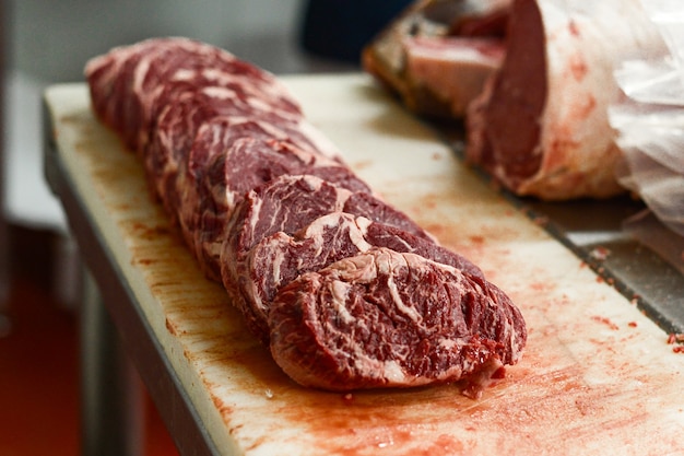 Foto carne recien cortada en rodajas