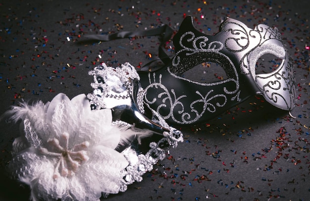Foto maschera di carnevale su sfondo di seta nera