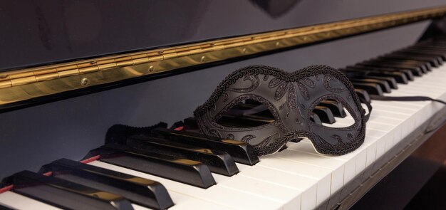 Foto maschera di carnevale sulla tastiera del pianoforte classico