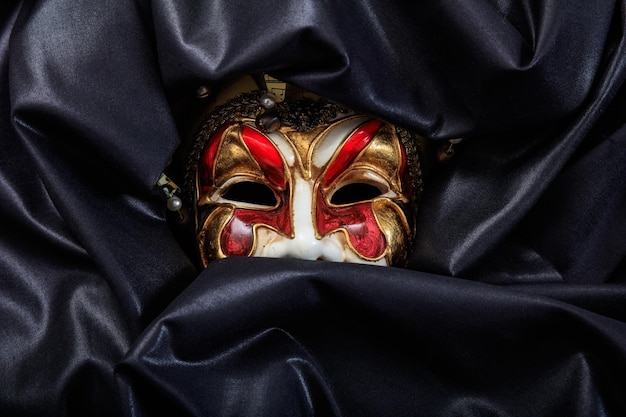 Foto maschera di carnevale isolata su sfondo nero satinato