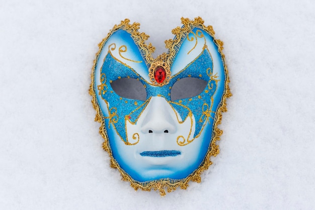 Карнавальная маска в снегу