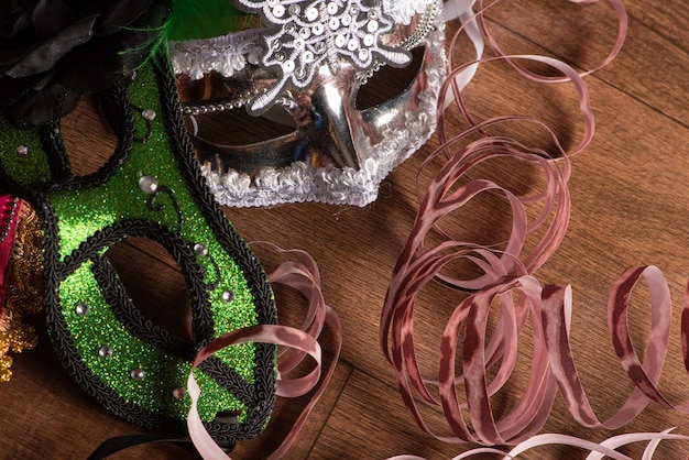 Карнавальные маски красивые венецианские маски в деталях с серпантином на столе избирательный фокус