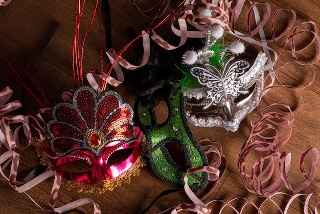 Foto maschere di carnevale bellissime maschere veneziane in dettaglio con serpentina su un fuoco selettivo da tavolo