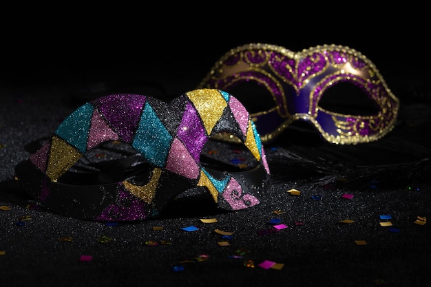 Carnival party venetian masquerade maskers op zwarte achtergrond