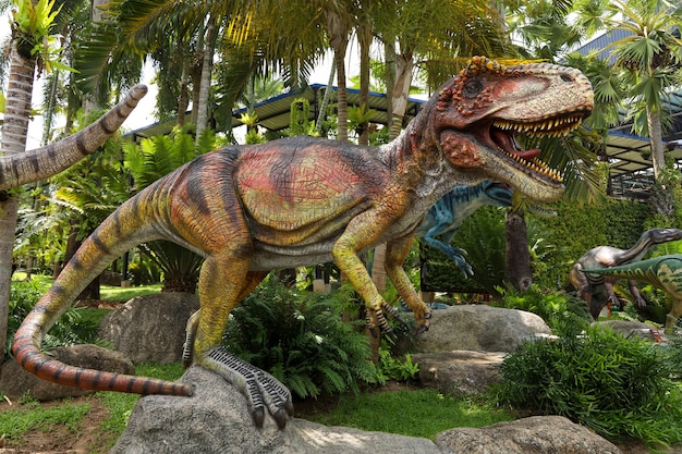 Photo the carnivorous dinosaurs statue