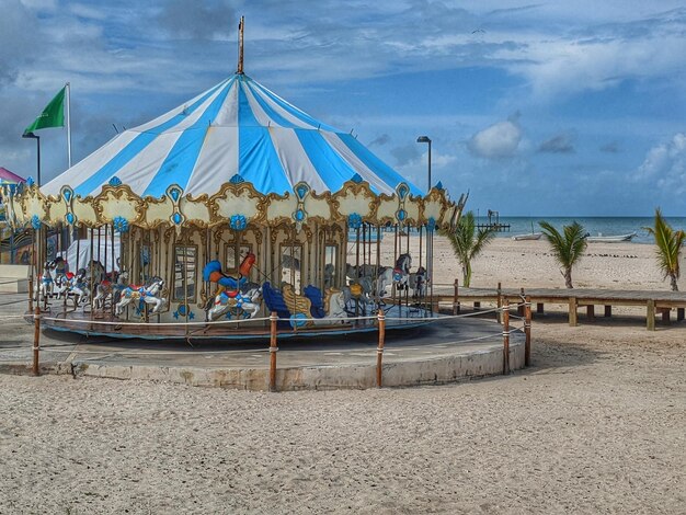 Photo a carousel on a beach in mexico