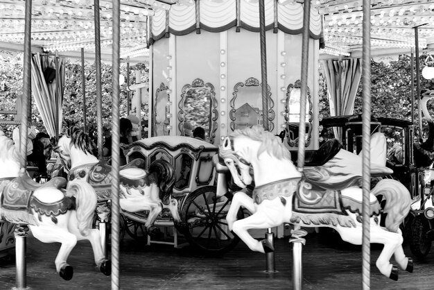 Foto carouselpaarden in een pretpark