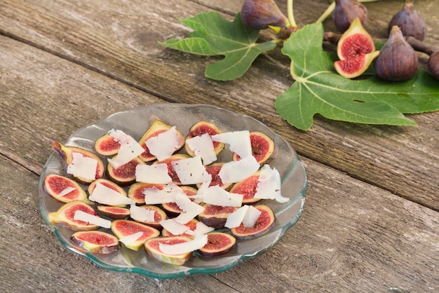 Carpaccio of figs with cheese