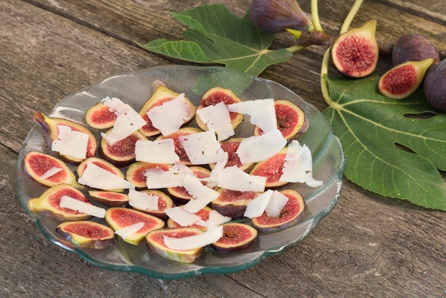 Carpaccio of figs with cheese