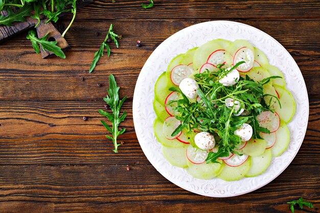 arugula, 모짜렐라 소스와 무의 카르 파치 오. 건강에 좋은 음식. 무 샐러드. 상단