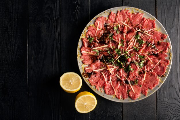 Carpaccio van rundvlees op een bord