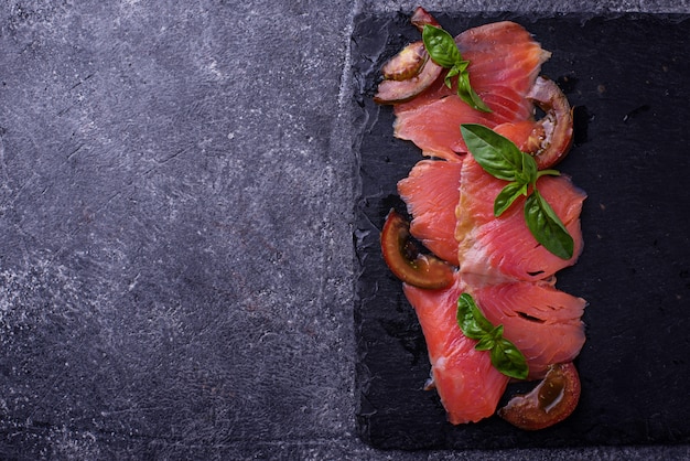 Carpaccio van zalm met basilicum en tomaat. Selectieve aandacht