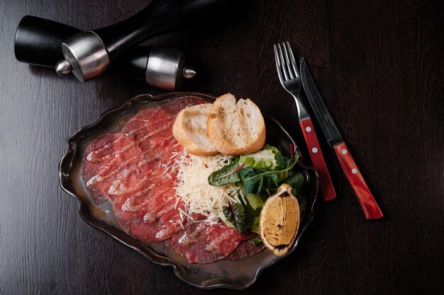 Carpaccio with lemon cheese and bread