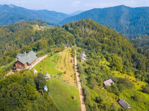 Fattoria dei carpazi in una vista aerea di un giorno d'estate