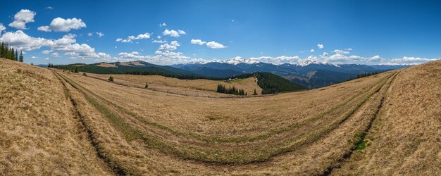 Photo carpathian mountain plateau spring panorama with country road ukraine