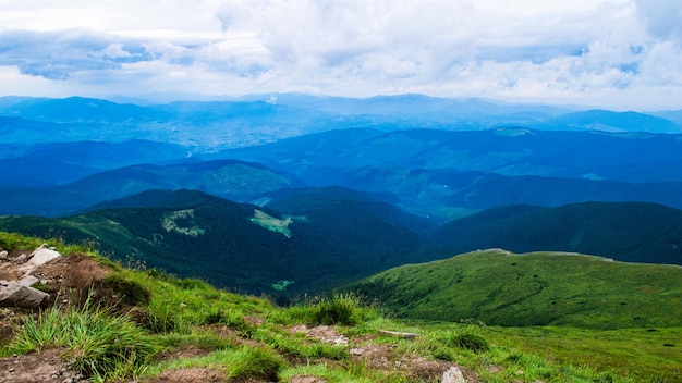 カルパティア山脈夏山図巻の緑の丘のパノラマ青空の下のかすんでいる緑の山の森