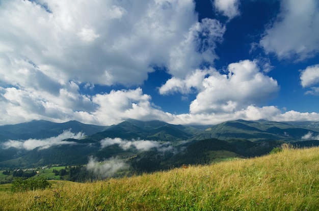 Карпатские горы летний пейзаж с голубым небом и облаками