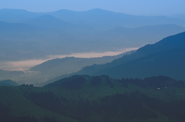 青い色、自然な背景とカルパティア山脈の夏の夕日の風景