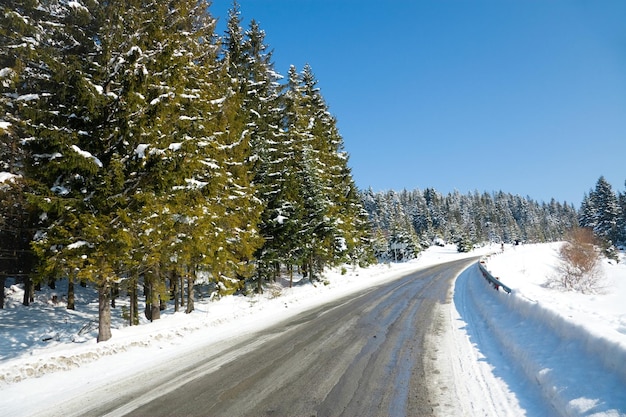 Carpazi ucraina bellissimo scenario di montagne innevate