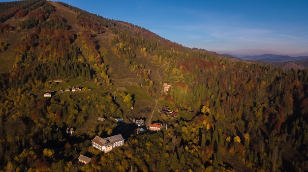 Carpazi mountines con cielo blu