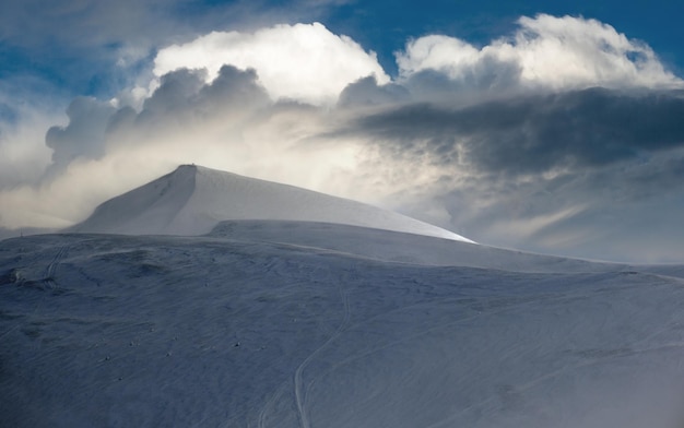 Foto paesaggio nuvoloso delle montagne dei carpati in inverno