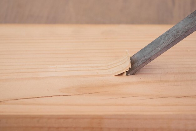 Foto falegname che schiaccia il legno con lo scalpello