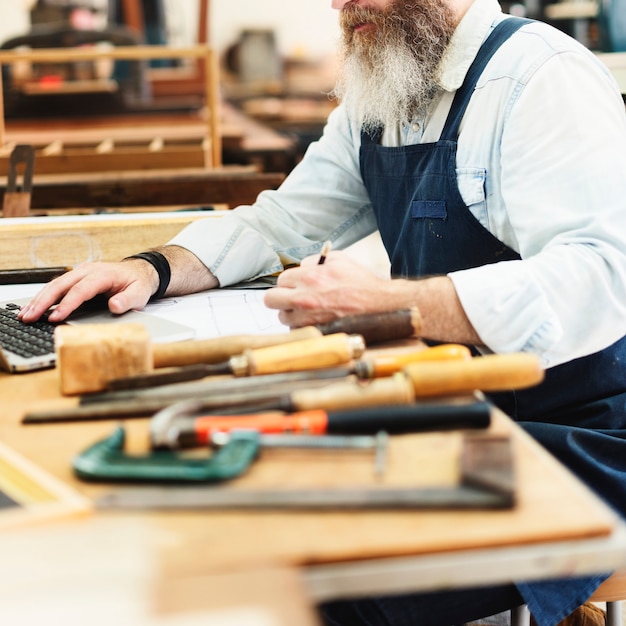 Concetto di legno dell'officina del carpentiere craftsman handicraft