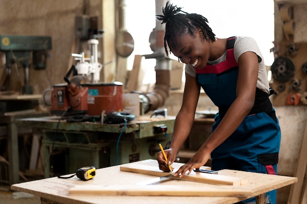 Photo carpenter cutting mdf board inside workshop