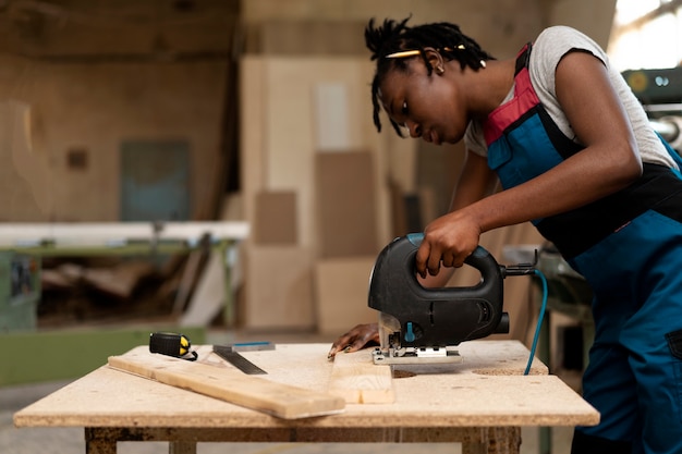 Photo carpenter cutting mdf board inside workshop