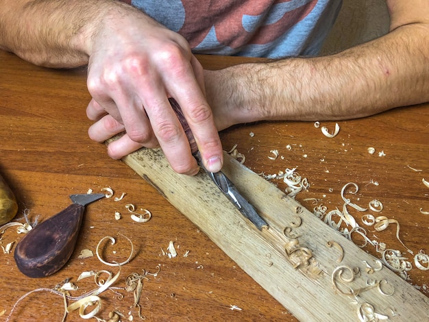 Carpenter doet zijn werk, houtbewerking met de hand.