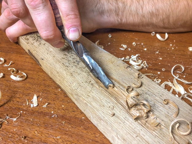 Carpenter doet zijn werk, houtbewerking met de hand.