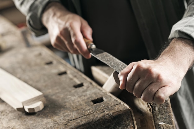 Foto primo piano della mano del carpentiere