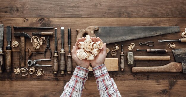 Photo carpenter holding wood shavings