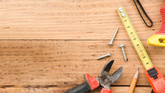 Foto strumenti da carpentiere sul tavolo