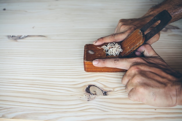 Photo the carpenter is  making furniture the furniture