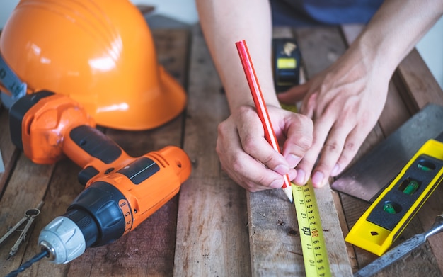 Foto misura uomo carpentiere in legno con la matita.