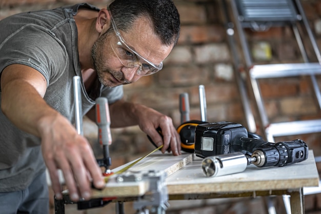 Foto un falegname in lavorazione, uno strumento professionale per la foratura di precisione nel legno.