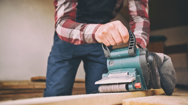 carpenter process wood by belt sander