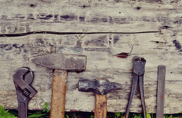 Foto vecchi strumenti del carpentiere su una tavola di legno